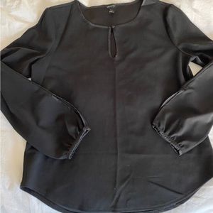 ✨ ANN TAYLOR Black Polyester Key Hole Blouse
